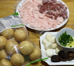 【一锅同时出三个菜】一锅出三菜，快手搞定年夜饭，油面筋塞肉+八宝饭+白菜肉卷的做法 步骤2