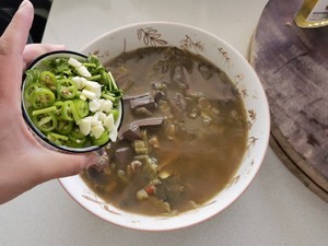 酸菜鸭血粉丝汤的做法 步骤11