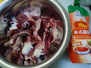 甜辣鸭胗炒菠萝的做法 步骤6