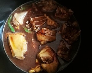 先爆炒下，会更香、更入味的“土豆🥔🥔啤酒🍺🍻鸭🦆”，啤酒🍺煨起来的🦆肉质香软；当季土豆🥔粉糯吸足酒🍻香和鸭🦆汁，更是好吃的不得了的做法 步骤10