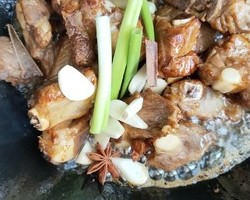 红烧排骨炖豆角的做法 步骤4