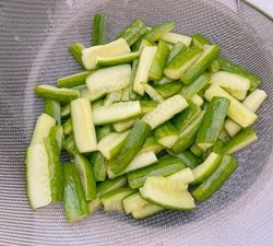 凉拌黄瓜🥒腌小黄瓜🥒减肥减脂小凉菜 无油无糖的做法 步骤3