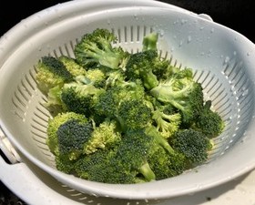 西兰花🥦炒鸡胸肉的做法 步骤2