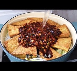 入冬后最合适吃这样一锅暖暖的白菜粉条豆腐煲。豆腐煎至两面金黄，加上白菜粉条咕嘟咕嘟炖一锅，开盖香气扑鼻，家常美味超级下饭，真香。的做法 步骤16