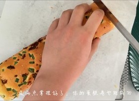 不开裂不掉皮的超松软的肉松蛋糕卷的做法 步骤21