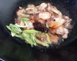 五花肉干煸土豆片的做法 步骤6