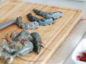 西班牙蒜香辣味虾🦐10分钟搞定的高级料理的做法 步骤2