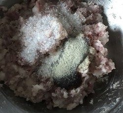 白菜猪肉饺子附带肉馅和饺子皮制作详细步骤的做法 步骤4