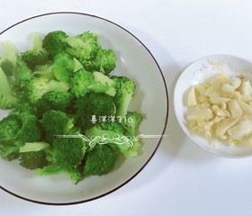 蒜香西兰花【太太乐鲜鸡汁芝麻香油】的做法 步骤4