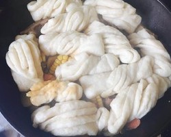 饭菜一锅出－土豆玉米排骨焖卷子【超详细】的做法 步骤26