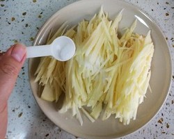 干煸土豆丝饼的做法 步骤2