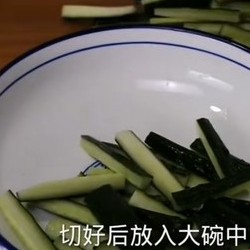 秘制酱黄瓜，步骤详细，一学就会，鲜香爽口开胃解腻的酱黄瓜，下酒又下饭，好吃到停不下来！！学不会、不好吃你打我😄独家哦！的做法 步骤8