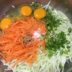 外酥内软༄「黄瓜🥒胡萝卜🥕饼」༄的做法 步骤4