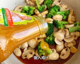 鲜美可口❗️清爽好吃的西兰花炒口蘑，超简单～的做法 步骤6