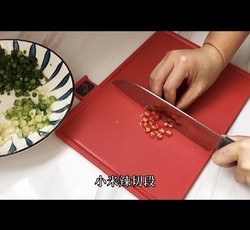 入冬后最合适吃这样一锅暖暖的白菜粉条豆腐煲。豆腐煎至两面金黄，加上白菜粉条咕嘟咕嘟炖一锅，开盖香气扑鼻，家常美味超级下饭，真香。的做法 步骤4