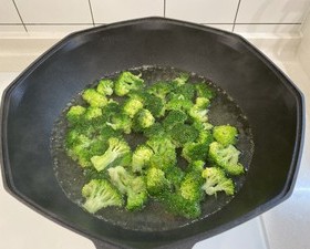 西兰花🥦炒鸡胸肉的做法 步骤4