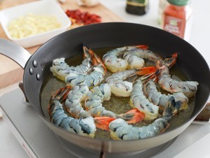 西班牙蒜香辣味虾🦐10分钟搞定的高级料理的做法 步骤6