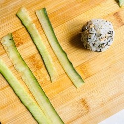 两款三文鱼鲜松黄瓜饭卷～馋熊同学三文鱼鲜松宝宝辅食的做法 步骤10