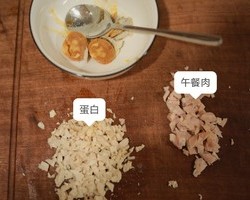 超好喝的 咸鸭蛋白菜汤的做法 步骤2