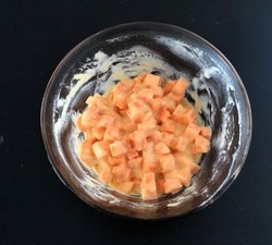 适合宝宝的红薯饼，颗颗红薯粒，甜甜糯糯奶香十足，无需油炸外脆里软的做法 步骤3