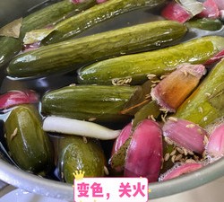 自制脆爽酸黄瓜，方子来自“杰儿美食”感谢作者分享的视频教程。的做法 步骤3