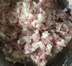 白菜猪肉饺子附带肉馅和饺子皮制作详细步骤的做法 步骤3