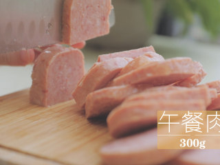 不孤独的部队火锅「厨娘物语」,20g鱼饼切三角、300g午餐肉切块、300g卷心菜切块、200g泡菜切块、200g芝心年糕备用。