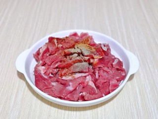 芹菜炒牛肉,加入生抽，料酒，胡椒粉，戴上食品手套，抓拌均匀。