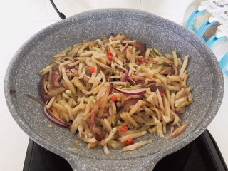 美味下饭菜  腊肉炒榨菜,翻炒2分钟即可