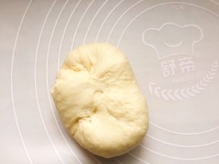 午餐肉鲜虾彩椒披萨,放案板上揉至排气