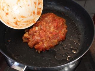 茄汁牛肉丸子烩饭,
8. 肉丸全部盛出，锅里的油也全部倒出来，留底油，将自制的西红柿酱倒入锅中。
400克肉泥，大约要用600克西红柿来炒西红柿酱。