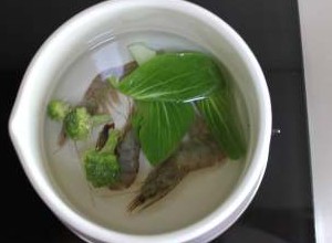 鲜虾蔬菜粒粒面（适合11个月龄以上的宝宝）,西兰花，虾，油菜放入沸水里煮3分钟，小油菜叶放进去烫一下就先拿出来