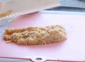 黄花鱼水饺,用刀（料理机）将鱼剁碎，加一片姜一起剁。
>>445克黄花鱼最后得到210克纯鱼肉，一半不到。