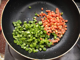 黑胡椒时蔬蛋炒饭--粒粒分明的秘诀,锅里留底油，放入胡萝卜和豆角。放菜的顺序要根据菜的易熟程度来放，胡萝卜和豆角都比较难熟，所以先放，尤其是豆角一定要炒熟才能吃。