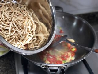 碧叶琼枝烟火香➕鱼腥草蒜苗炒腊肉,改中火，加入鱼腥草翻炒两分钟