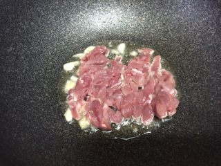 豆干炒肉丝,加入肉片