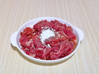 芹菜炒牛肉,再加入番薯粉，再次抓拌均匀。