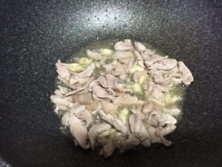 豆干炒肉丝,翻炒至肉变色