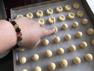 玛格丽特饼干（原味）,然后用手指在面球顶中间轻轻按压一下，面饼自然裂开就好，可不要太用力压过底哟