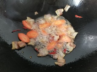 腊肉炒土豆饼,下入胡萝卜煸炒几下；