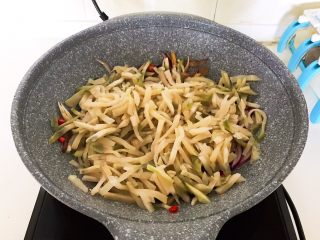 美味下饭菜  腊肉炒榨菜,加入榨菜丝