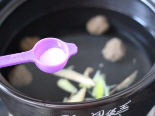 萝卜牛肉丸子面,加入适量盐