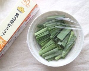 韭菜金枪鱼拌菜的做法步骤 第2步