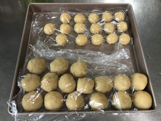 广式莲蓉月饼（自制内馅）,我用的是50g的模具，皮：馅料=15：35所以将月饼皮称重，均匀分割成15g一个的小面团，揉圆。以上配方我分割了26个
馅料也是26个