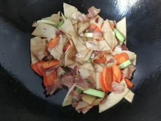 腊肉炒土豆饼,再调入少许盐，生抽翻炒均匀；