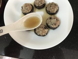 冬菇酿肉丸,浇在蘑菇上面，大功告成！