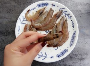 宝宝辅食～鲜虾松,首先把大虾洗干净，用剪刀把虾线剪掉