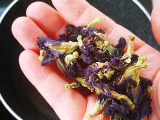 百变水果  蝶豆花蛋糕卷.百香果蓝莓馅