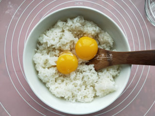 黑胡椒时蔬蛋炒饭--粒粒分明的秘诀,把蛋黄放入凉的米饭里。