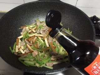 豆干炒肉丝,加入半勺老抽